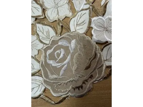Serwetka Ażurowa 28 cm Biało-Beżowa – Okrągła Nakładka z Różami