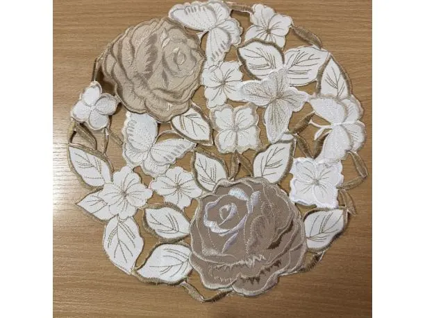Serwetka Ażurowa 28 cm Biało-Beżowa – Okrągła Nakładka z Różami