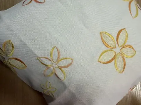 Poszewka Dekoracyjna 40x40 cm Haftowana – Biało-Pomarańczowa Kwiaty