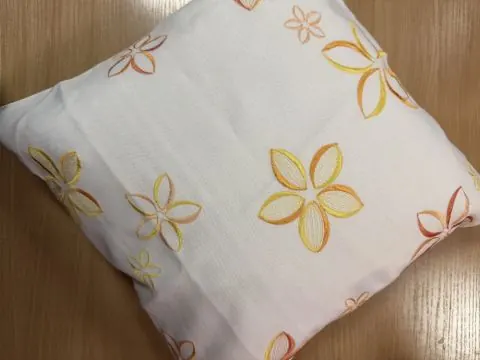 Poszewka Dekoracyjna 40x40 cm Haftowana – Biało-Pomarańczowa Kwiaty