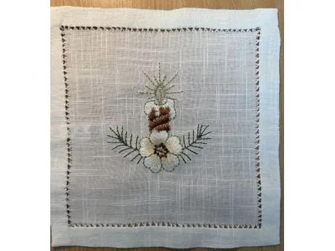 Świąteczna Serwetka Haftowana z Mereżką 25x25 cm – Biała Serweta na Boże Narodzenie