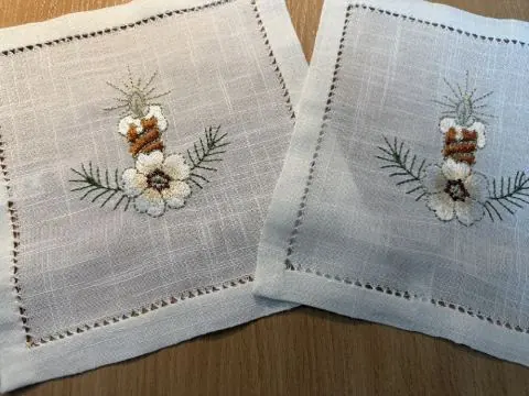 Świąteczna Serwetka Haftowana z Mereżką 25x25 cm – Biała Serweta na Boże Narodzenie