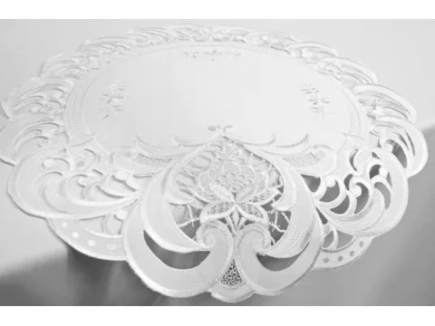 Serwetka haftowana śr.30 int 7889 Biała