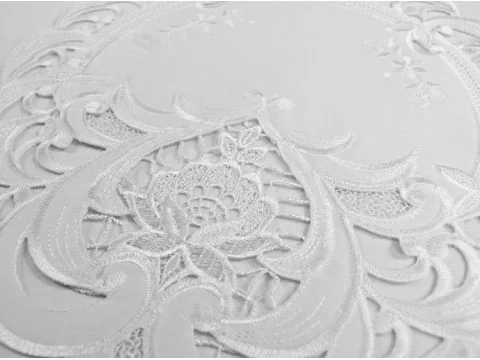 Serwetka haftowana śr.30 int 7889 Biała