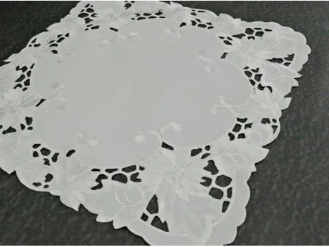 Serwetka haftowana 40x40 cm wz. 962 białe margaretki