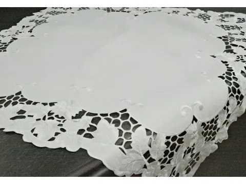 Bieżnik haftowany - biały - 85x85 cm - wz. 962