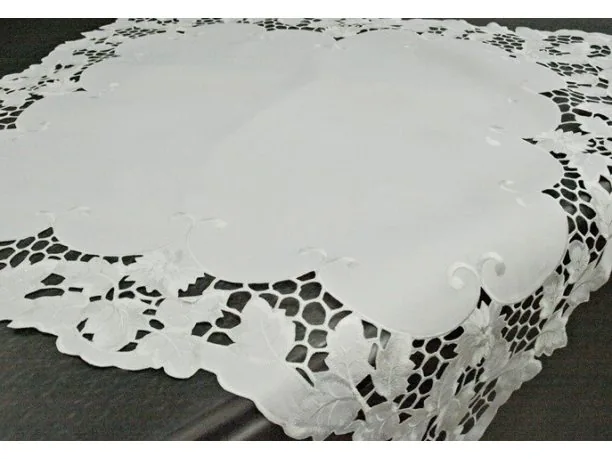 Bieżnik haftowany - biały - 85x85 cm - wz. 962