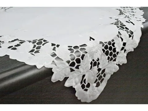 Bieżnik haftowany - biały - 85x85 cm - wz. 962