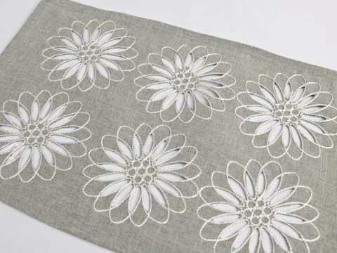 Serwetka haftowana - szara z jasno szarymi wyhatowanymi kwiatami - 25x40 cm 14555