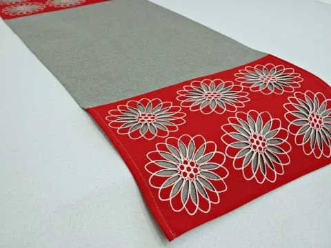 Haftowany Bieżnik 40 x 110 cm 14555 Kwiat czerwony