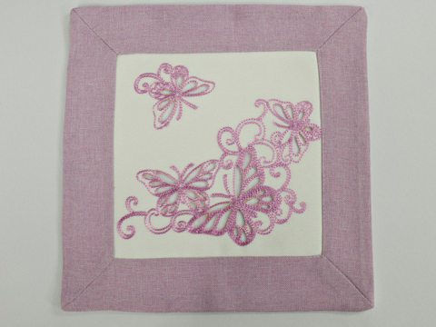 Serwetka haftowana 25x25 cm 15794 Motylki  wrzos Serwetka haftowana 25x25 cm 15794 Motylki  wrzos