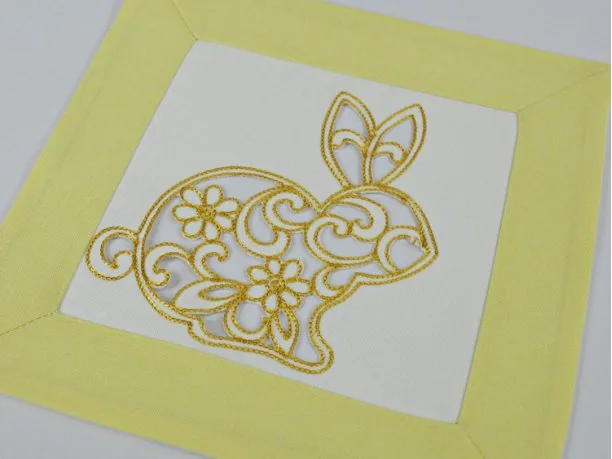 Serwetka haftowana 25x25 cm 15721 Zajączek żółty