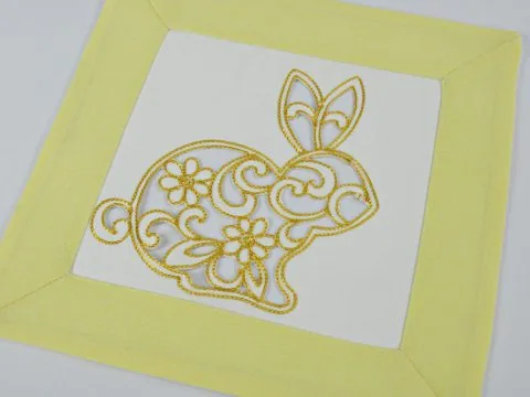 Serwetka Wielkanocna 25x25 Biało-Żółta Haftowany Zajączek z Ażurowym Wykończeniem