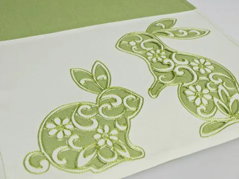 Haftowany Bieżnik świąteczny 40 x 110 cm wz.15721 zajączek zielony