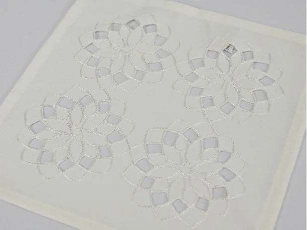 Serwetka haftowana 25x25 cm int 14604 Kwiat Biały