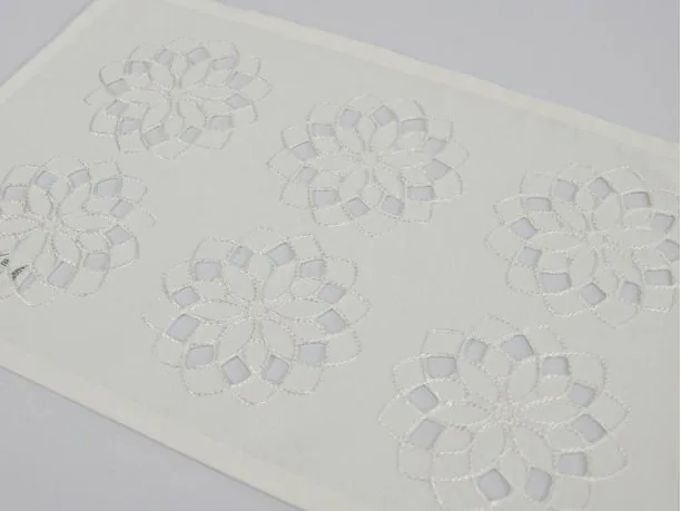 Serwetka haftowana 25x40 cm int 14604 Kwiat Biały