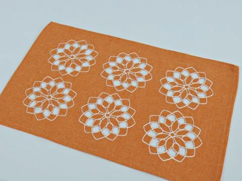 Pomarańczowa serwetka na stół 25x40 haftowana