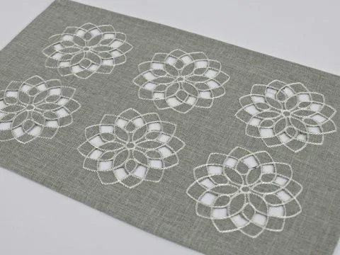 Szara serwetka na stół 25x40 haftowana – Motyw kwiaty