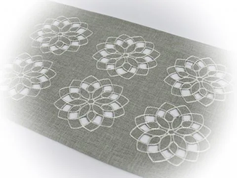Szara serwetka na stół 25x40 haftowana – Motyw kwiaty