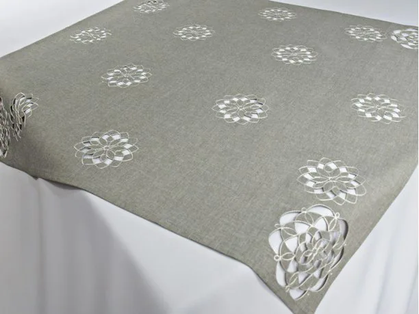 Haftowany Bieżnik 85x85 cm int 14604 Kwiat Szary