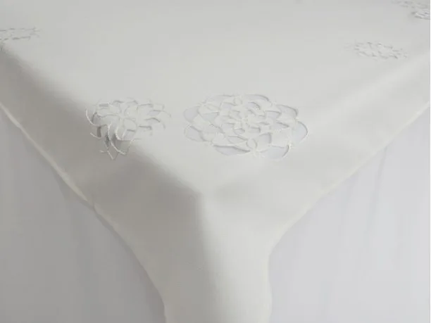 Obrus haftowany 140x220 cm - int 14604 - Kwiat Biały