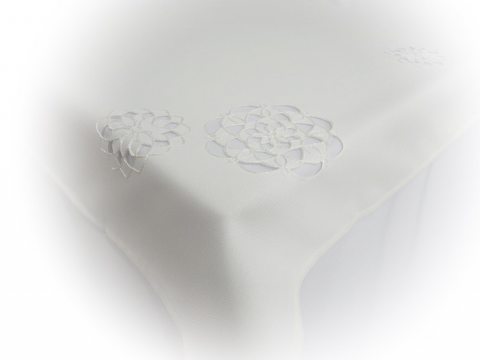Obrus haftowany  140x220 cm - int 14604 - Kwiat Biały Obrus haftowany  140x220 cm - int 14604 - Kwiat Biały