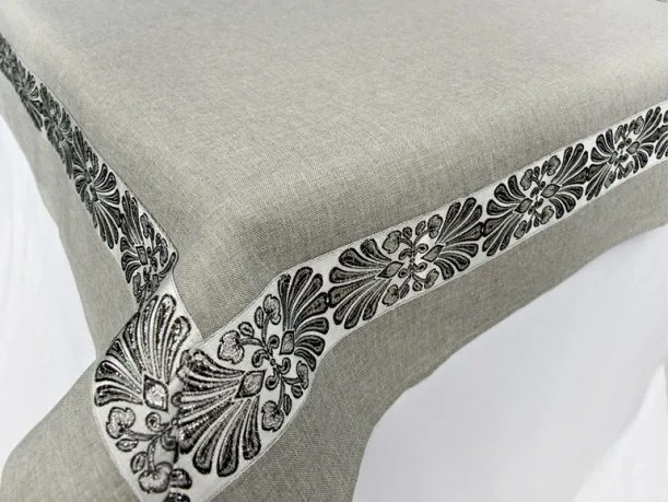 Obrus Haftowany Popielaty srebrny haft 140x220 int 2912