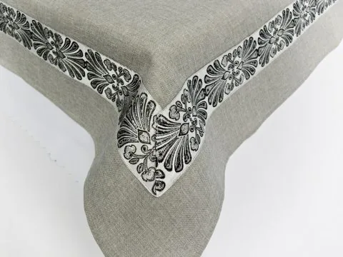 Szary Obrus Haftowany 140x220 Srebrna Aplikacja Kwiatowa Styl Nowoczesny