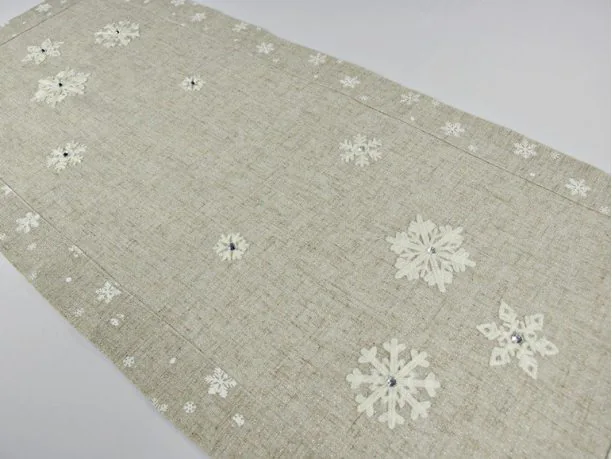 Nakładka świąteczna - szary, srebrny, biała śnieżynka z naszytym koralikiem - 35x70 cm int 15969