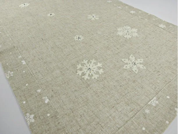 Bieżnik świąteczny - szary, srebrny, biała śnieżynka z naszytym koralikiem - 50 x 100 cm int 15969