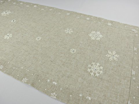 Bieżnik świąteczny - szary, srebrny, biała śnieżynka z naszytym koralikiem -  50 x 100 cm  int 15969