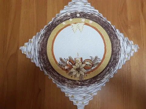 Serwetka Świąteczna 30x30 cm – Biała z Brązowo-Złotym Stroikiem i Gwiazdkami