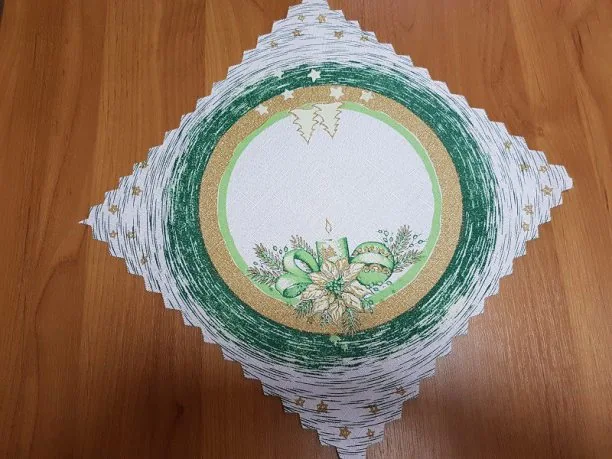 Serwetka świąteczna biały, ciemna zieleń, złoty stroik - 30 x 30 cm