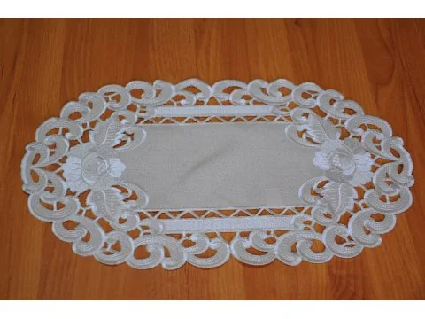 Serwetka haftowana 30x45 cm – jasno-beżowa z haftowaną różą jasno-kremową