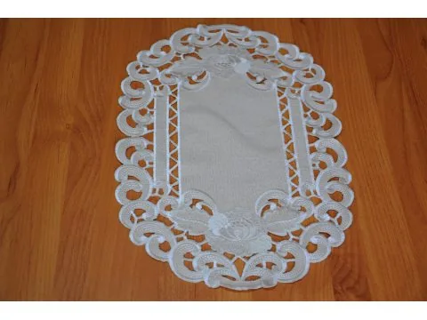 Serwetka haftowana 30x45 cm – jasno-beżowa z haftowaną różą jasno-kremową