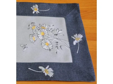 Serwetka haftowana 30x45 cm grafitowa – margaretki, dekoracja stołu