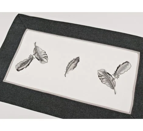 Haftowana serwetka - biały - grafit - 30x45 cm Piórka - 9340