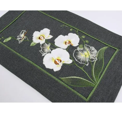 Grafitowy bieżnik haftowany z orchideą – dekoracja stołu 30x45 cm