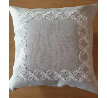 Elegancka Poszewka Haftowana 40x40 - Szara z Precyzyjnym Białym Wzorem