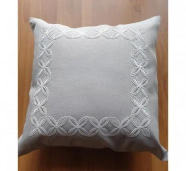 Elegancka Poszewka Haftowana 40x40 - Szara z Precyzyjnym Białym Wzorem