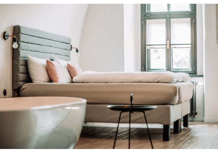 Mała sypialnia, duży problem? Jaka pościel optycznie ją powiększy?