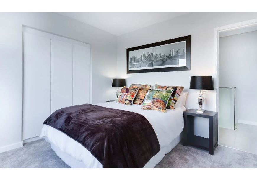 Narzuta czy koc? Czym lepiej przykryć łóżko?