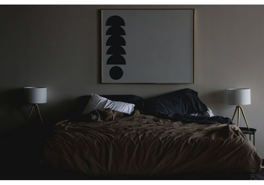 Jak rozjaśnić ciemną sypialnię za pomocą tekstyliów?