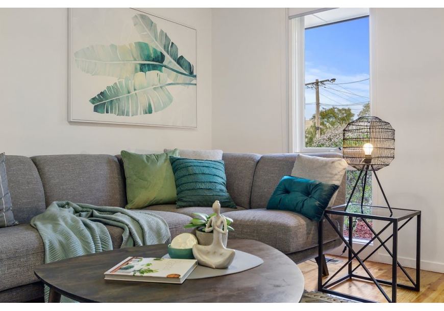 Czym przykryć narożnik lub kanapę w salonie?