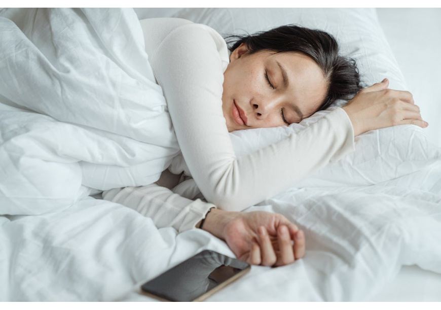 Czy warto spać bez poduszki? Wyjaśniamy krok po kroku