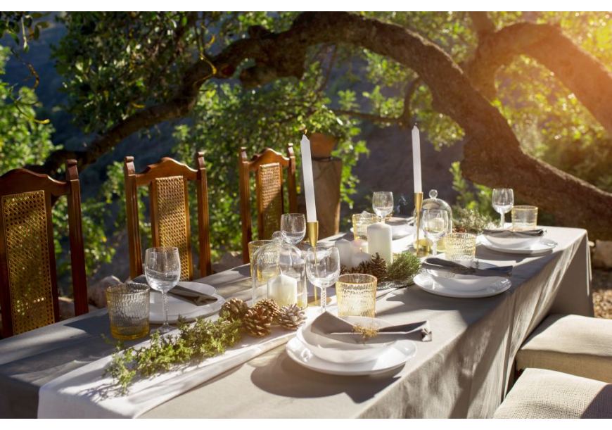 Letnie przyjęcie w ogrodzie - jakie obrusy, bieżniki i serwety wybrać?