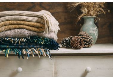 Koce i pledy – nie tylko na zimę! Pomysły na wykorzystanie przez cały rok