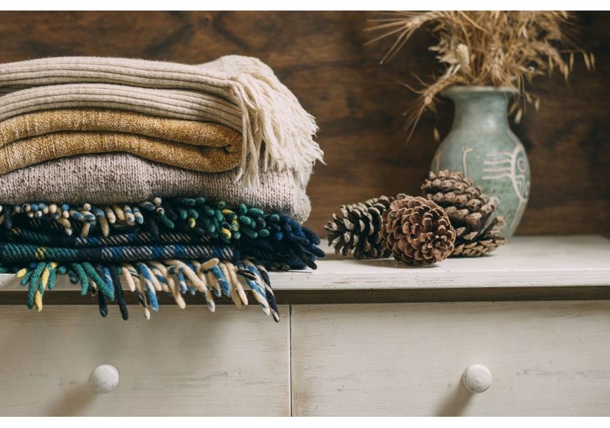 Koce i pledy – nie tylko na zimę! Pomysły na wykorzystanie przez cały rok