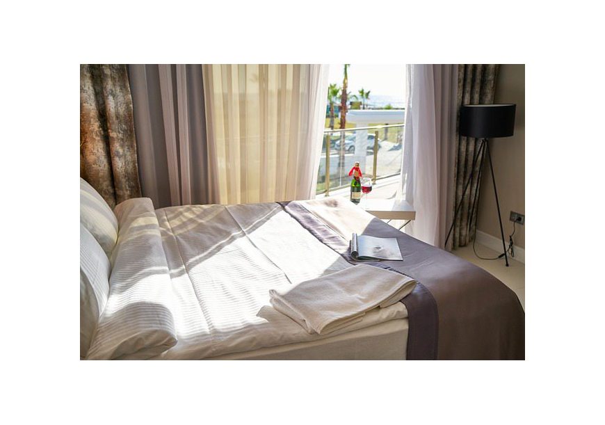 Dlaczego pościel żółknie i jak tego uniknąć? Sposoby na pożółkłą pościel