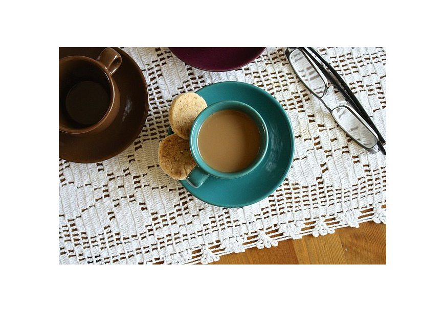 Czym przykryć stół w salonie? Przewodnik po obrusach i serwetach